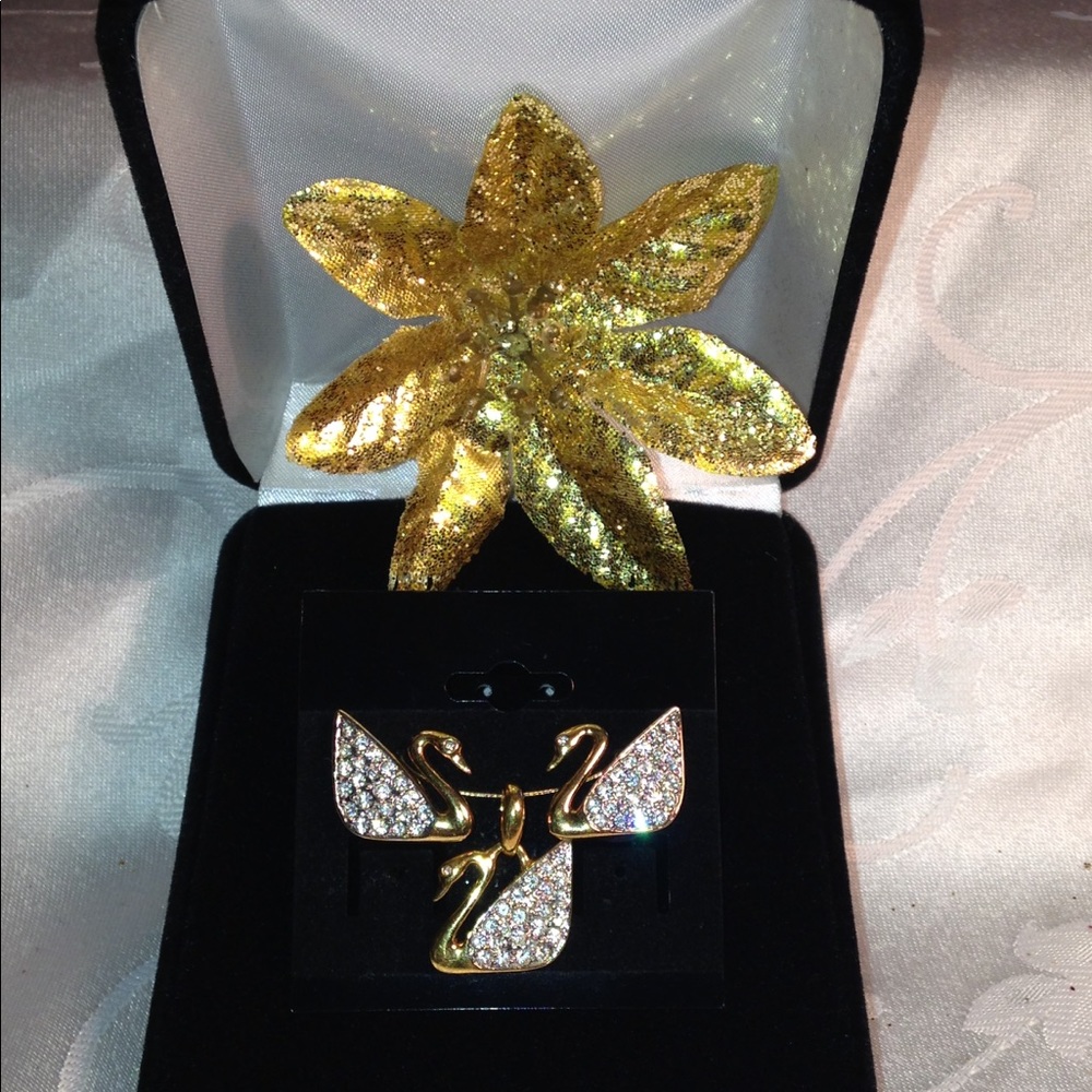 Swarovski Crystal Swan Earrings and Pendant set.